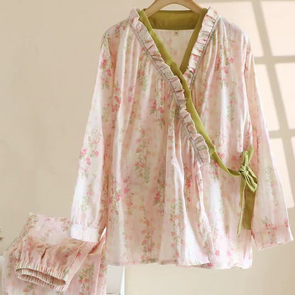 Loungewear-Set aus Baumwollgaze mit Rosendruck und asymmetrischer Vorderseite