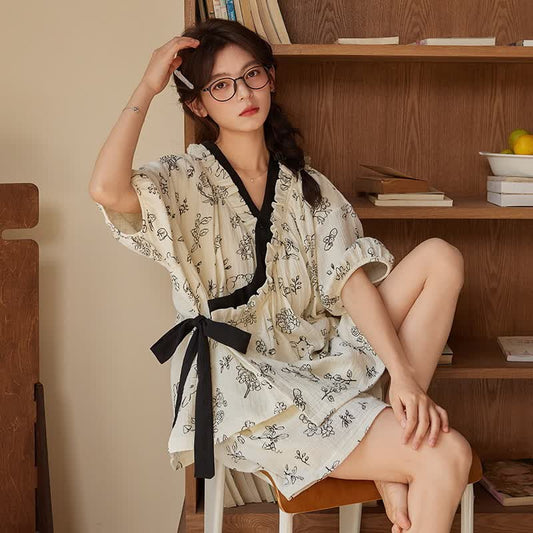 Süßes, kurzärmliges Pyjama-Set ohne BH mit Blumenmuster