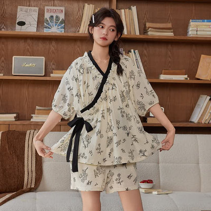 Süßes, kurzärmliges Pyjama-Set ohne BH mit Blumenmuster