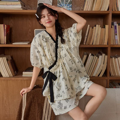 Süßes, kurzärmliges Pyjama-Set ohne BH mit Blumenmuster