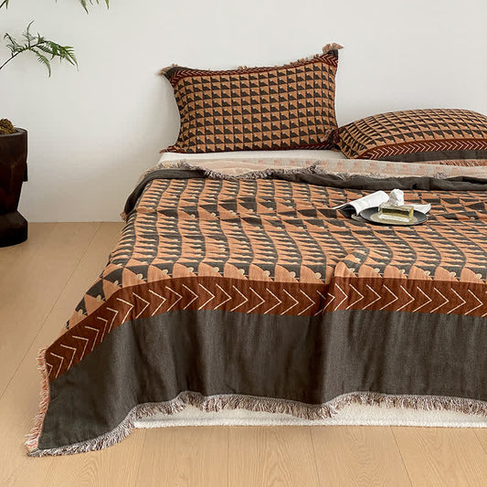 Vierlagige Steppdecke aus Baumwollgaze mit Quasten und geometrischem Muster