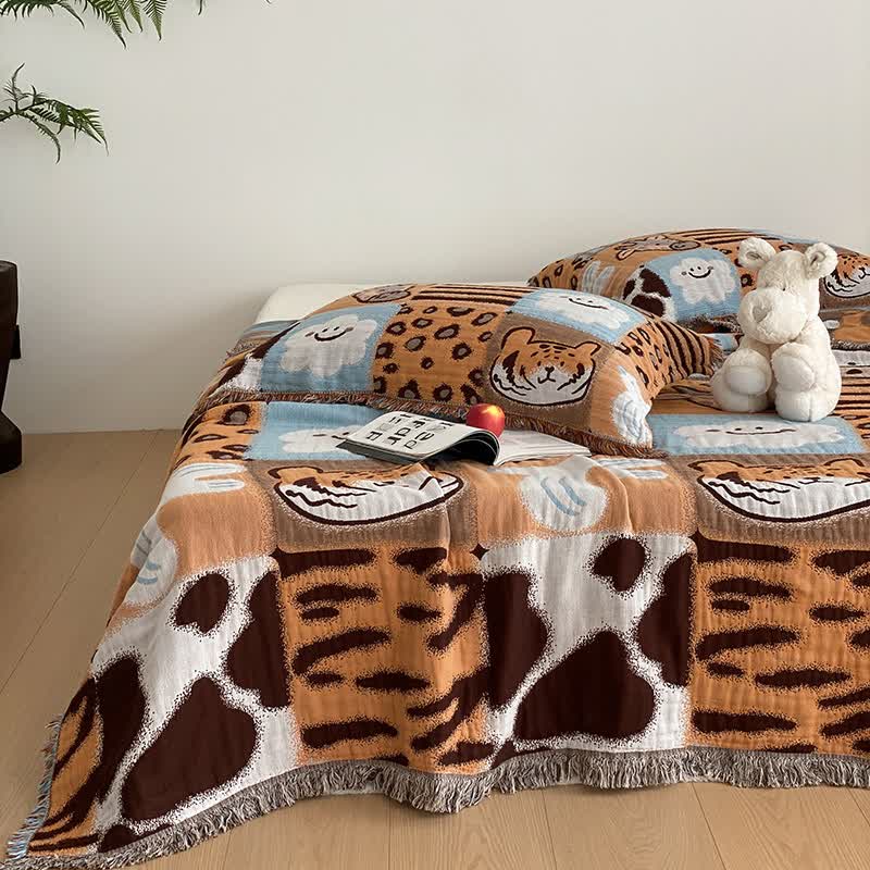 Vierlagige Steppdecke aus Baumwollgaze mit Quasten und Animalprint