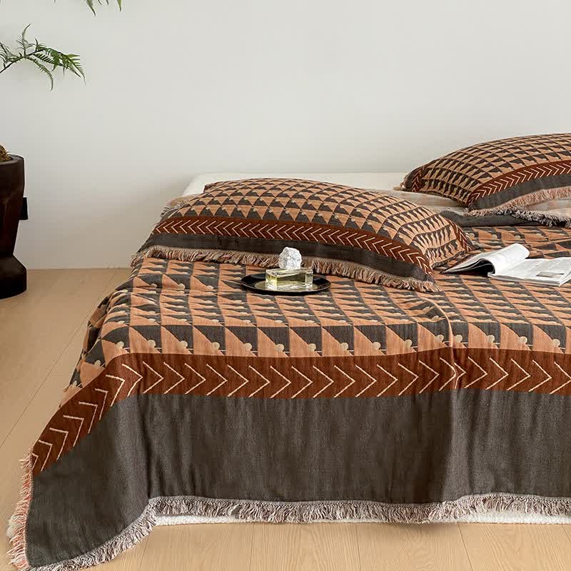 Vierlagige Steppdecke aus Baumwollgaze mit Quasten und geometrischem Muster