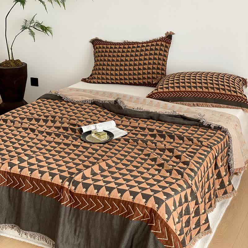 Vierlagige Steppdecke aus Baumwollgaze mit Quasten und geometrischem Muster
