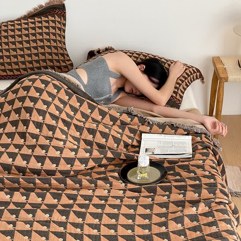 Vierlagige Steppdecke aus Baumwollgaze mit Quasten und geometrischem Muster