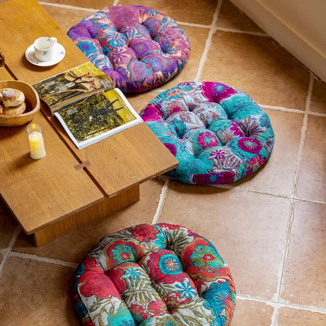 Dekoratives, bequemes Bodenkissen mit Blumenmuster im Bohemian-Stil