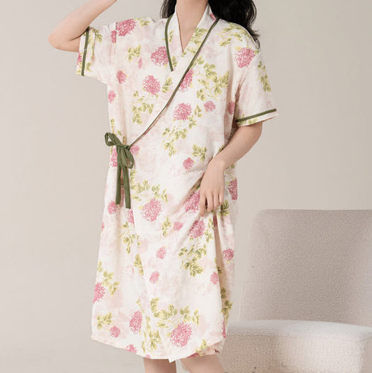 Gepolstertes Nachthemd im Landhausstil mit Blumenmuster und kurzen Ärmeln und Tasche