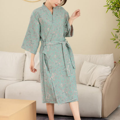 Bademantel aus doppellagiger Gaze aus garngefärbtem Jacquard mit Blumen- und Schmetterlingsmotiv