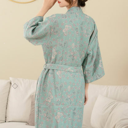 Bademantel aus doppellagiger Gaze aus garngefärbtem Jacquard mit Blumen- und Schmetterlingsmotiv