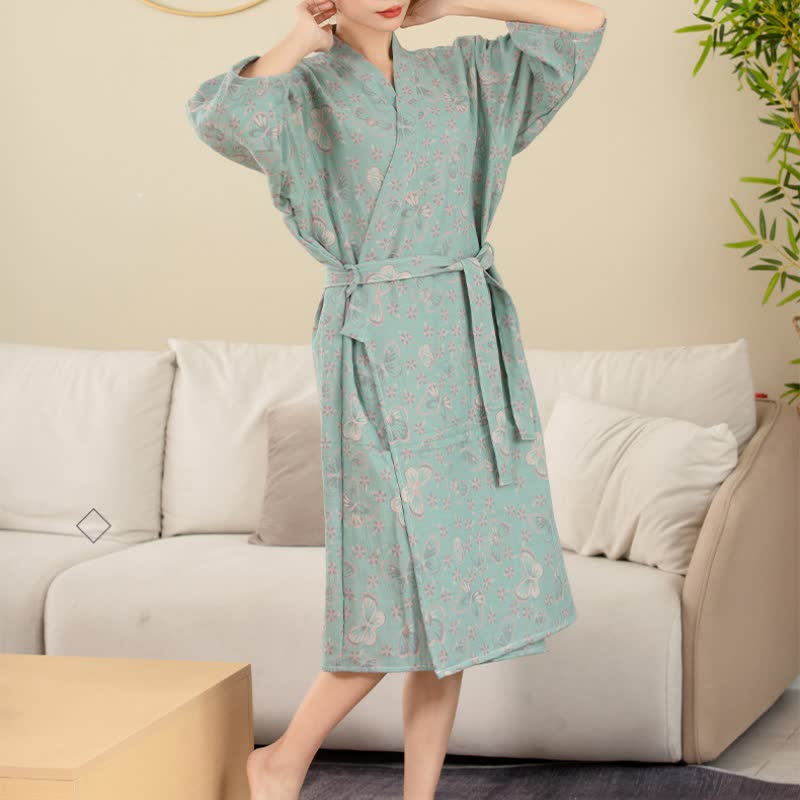 Bademantel aus doppellagiger Gaze aus garngefärbtem Jacquard mit Blumen- und Schmetterlingsmotiv