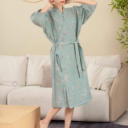 Bademantel aus doppellagiger Gaze aus garngefärbtem Jacquard mit Blumen- und Schmetterlingsmotiv