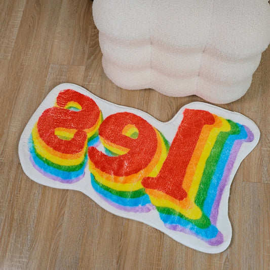Rutschfeste Badematte aus weichem Fleece mit Regenbogenbuchstaben