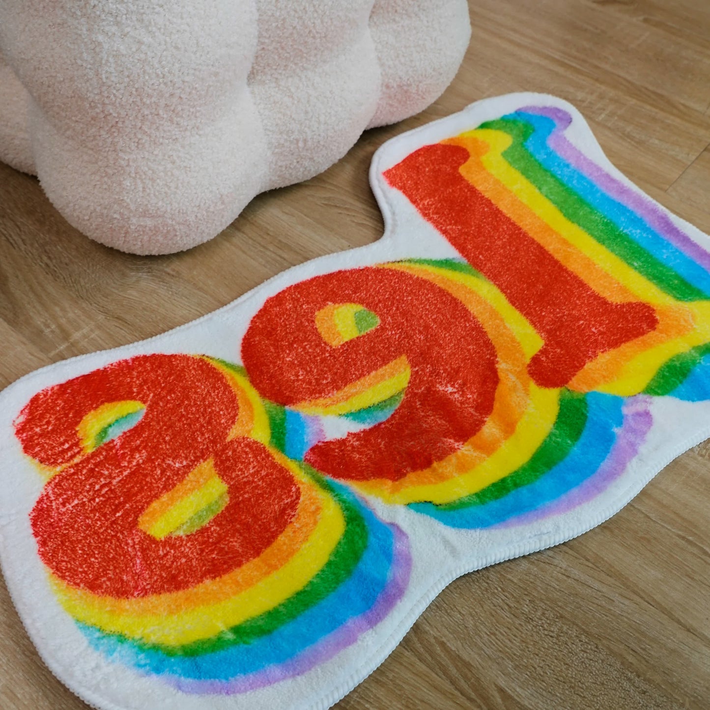 Rutschfeste Badematte aus weichem Fleece mit Regenbogenbuchstaben