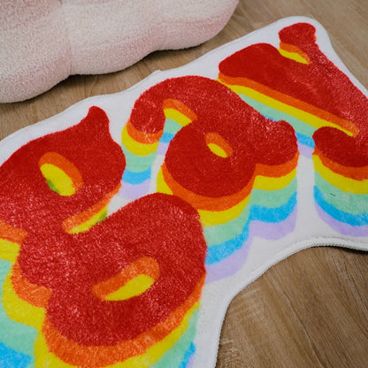 Rutschfeste Badematte aus weichem Fleece mit Regenbogenbuchstaben