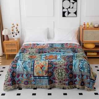 Boho-Steppdecke aus Baumwolle mit Wendequasten und blauen Blumen