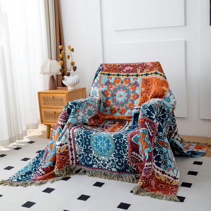 Wendedecke aus Baumwolle mit Quasten und Blumenmuster in Blau im Boho-Stil