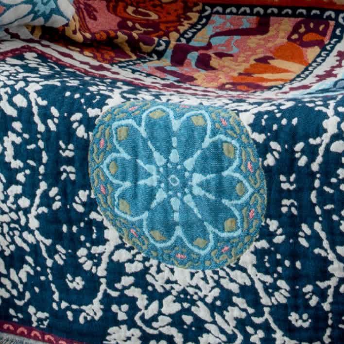 Wendedecke aus Baumwolle mit Quasten und Blumenmuster in Blau im Boho-Stil
