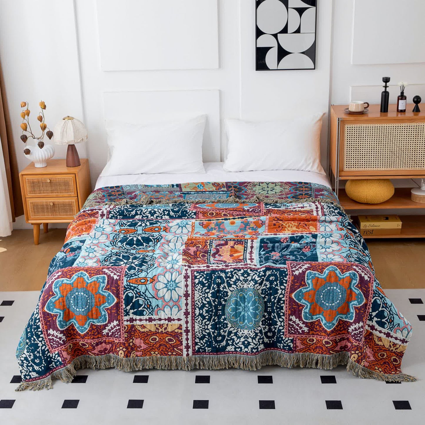 Wendedecke aus Baumwolle mit Quasten und Blumenmuster in Blau im Boho-Stil