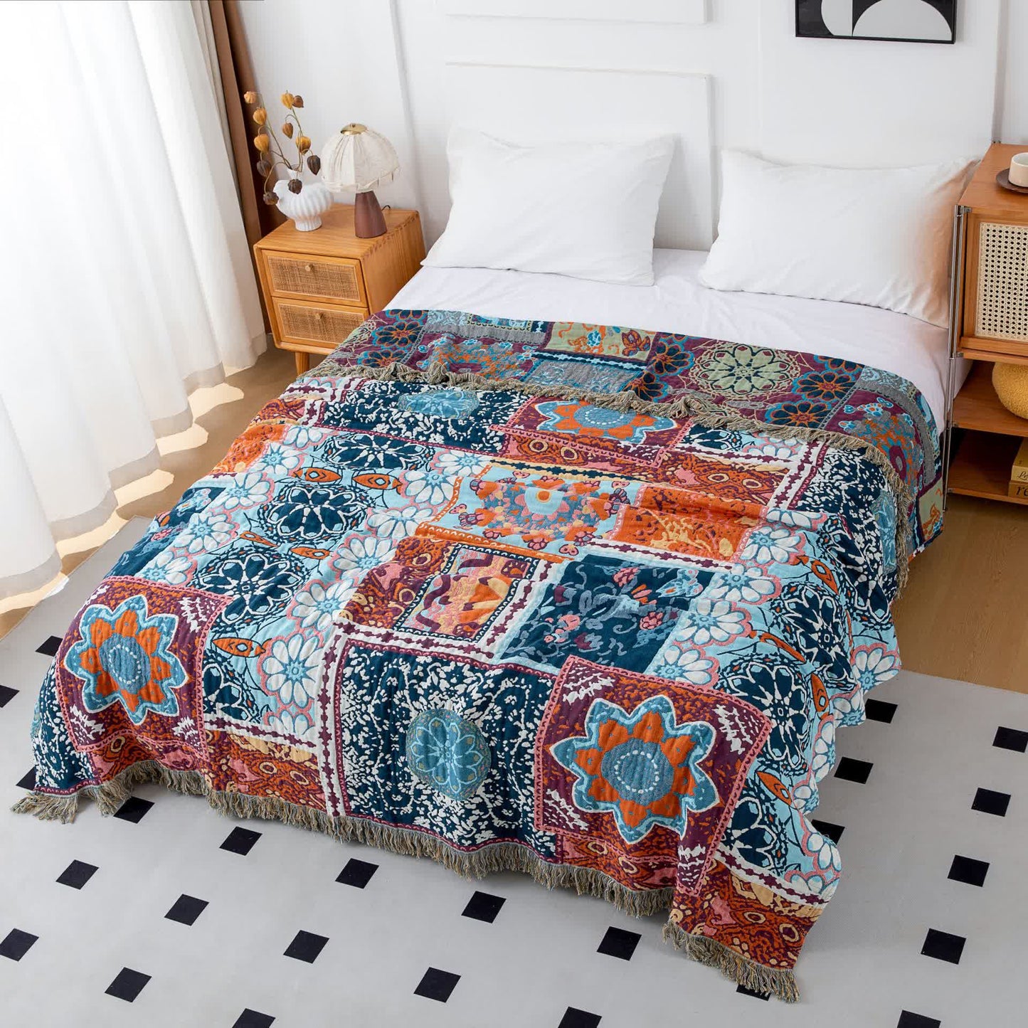 Wendedecke aus Baumwolle mit Quasten und Blumenmuster in Blau im Boho-Stil