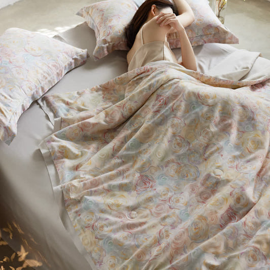 Elegante Sommerdecke aus Lyocellfaser mit Rosendruck