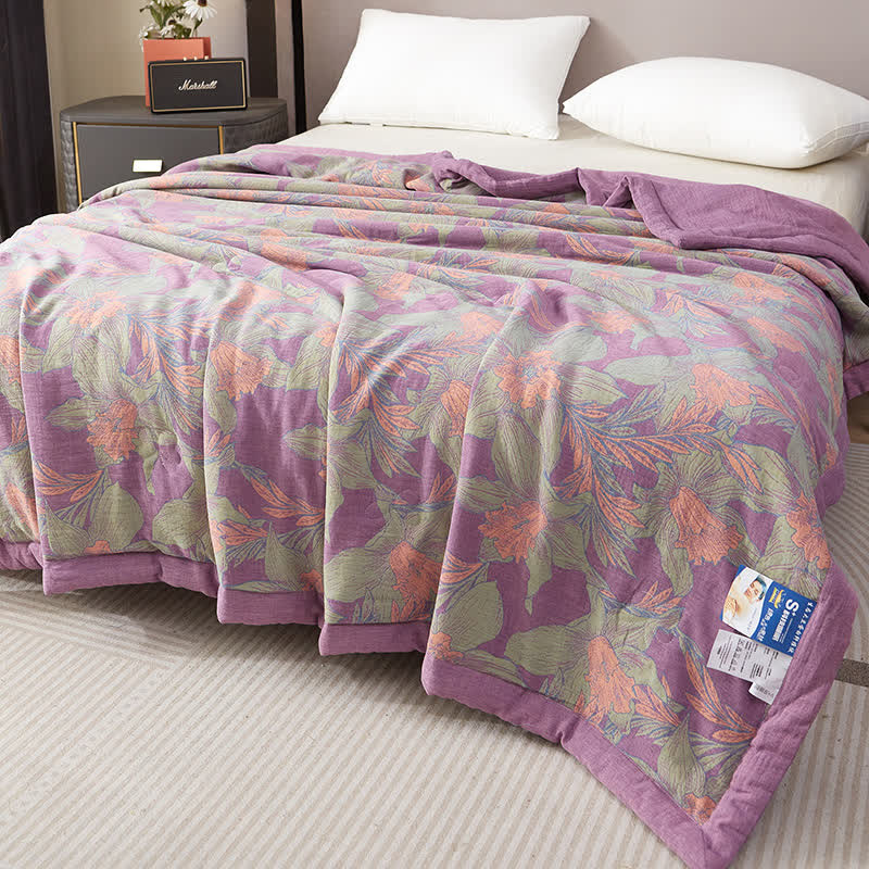 Garngefärbte Sommerdecke aus Baumwollgaze mit Blumenblättern