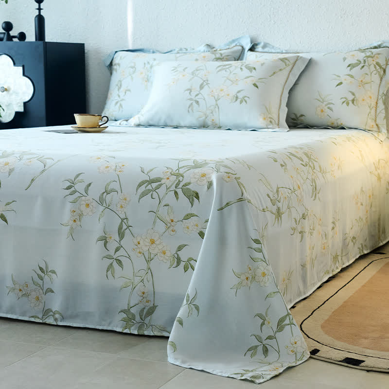 Elegante, seidig weiche Sommerdecke mit Blumenzweigen