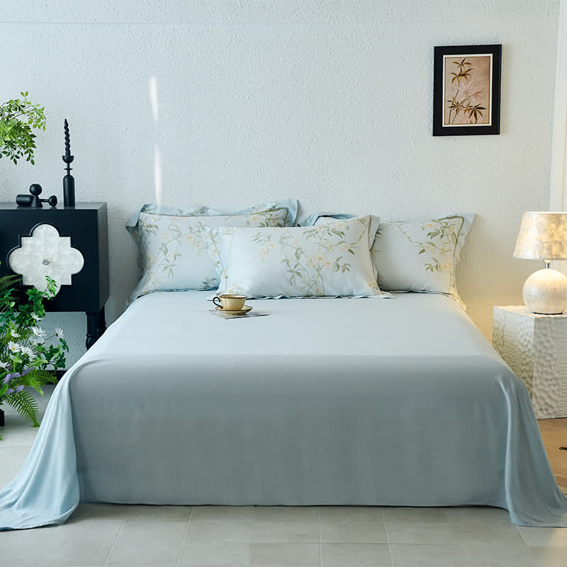Elegante, seidig weiche Sommerdecke mit Blumenzweigen