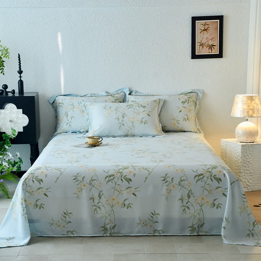 Elegante, seidig weiche Sommerdecke mit Blumenzweigen