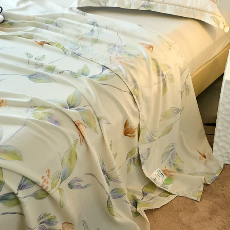 Seidig weiche Sommerdecke mit gedämpftem Blumenmuster