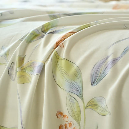 Seidig weiche Sommerdecke mit gedämpftem Blumenmuster