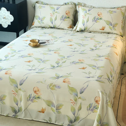 Seidig weiche Sommerdecke mit gedämpftem Blumenmuster