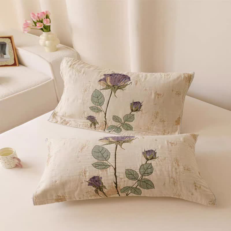 Steppdecke aus Baumwollgaze mit violettem Rosenmuster