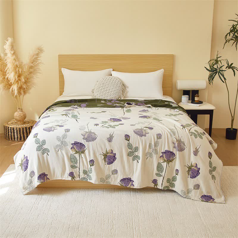 Steppdecke aus Baumwollgaze mit violettem Rosenmuster