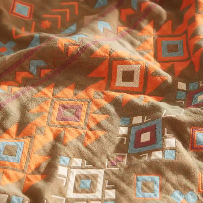 Boho-Steppdecke aus Baumwollgaze mit geometrischem Muster