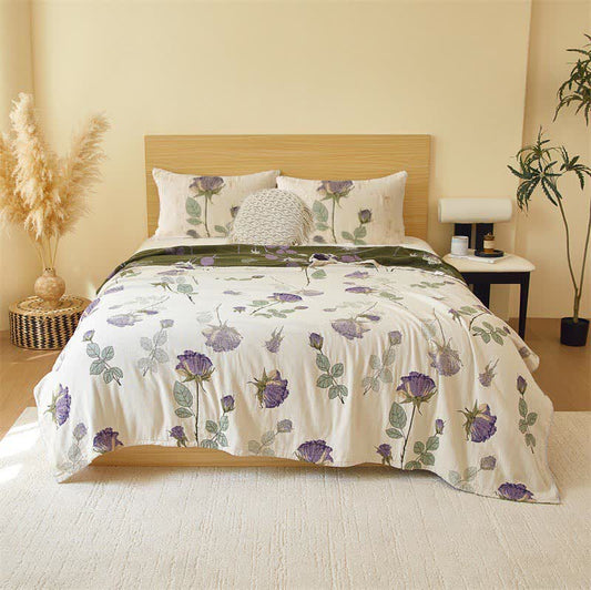 Steppdecke aus Baumwollgaze mit violettem Rosenmuster