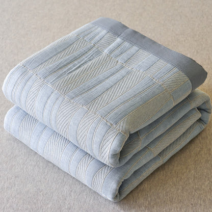 Tagesdecke aus Baumwollmusselin mit blauen Streifen und Karomuster