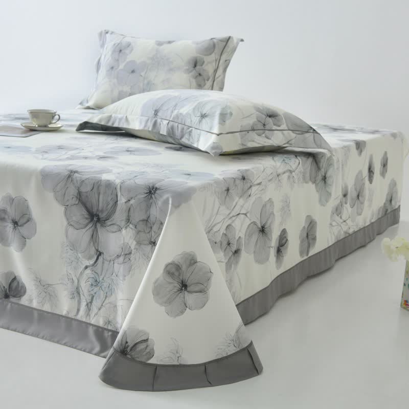 Kühle Tagesdecke aus Naturfaser mit Stiefmütterchen-Print