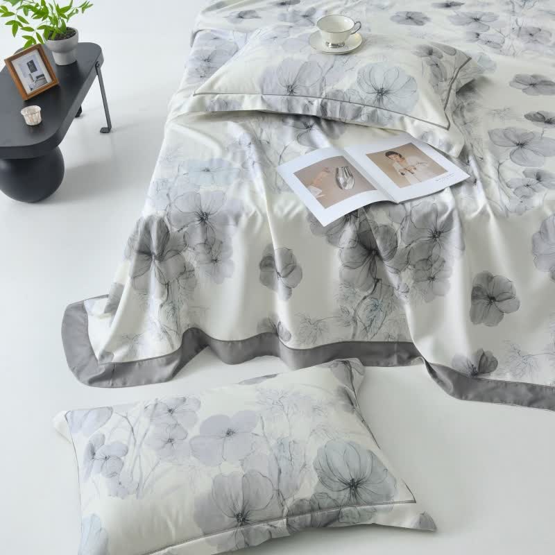 Kühle Tagesdecke aus Naturfaser mit Stiefmütterchen-Print