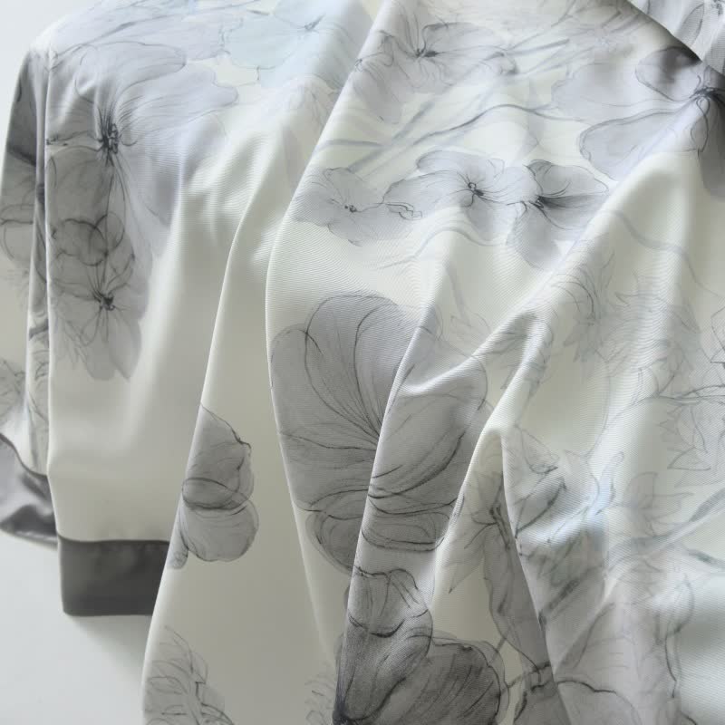 Kühle Tagesdecke aus Naturfaser mit Stiefmütterchen-Print