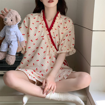 Kirschrote Loungewear mit gepunkteten Rüschenärmeln