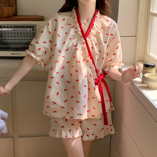Kirschrote Loungewear mit gepunkteten Rüschenärmeln