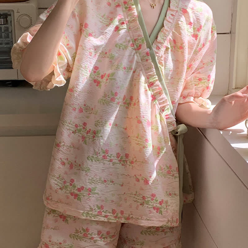 Rosa Pyjama-Set mit Blumenmuster und Rüschenärmeln