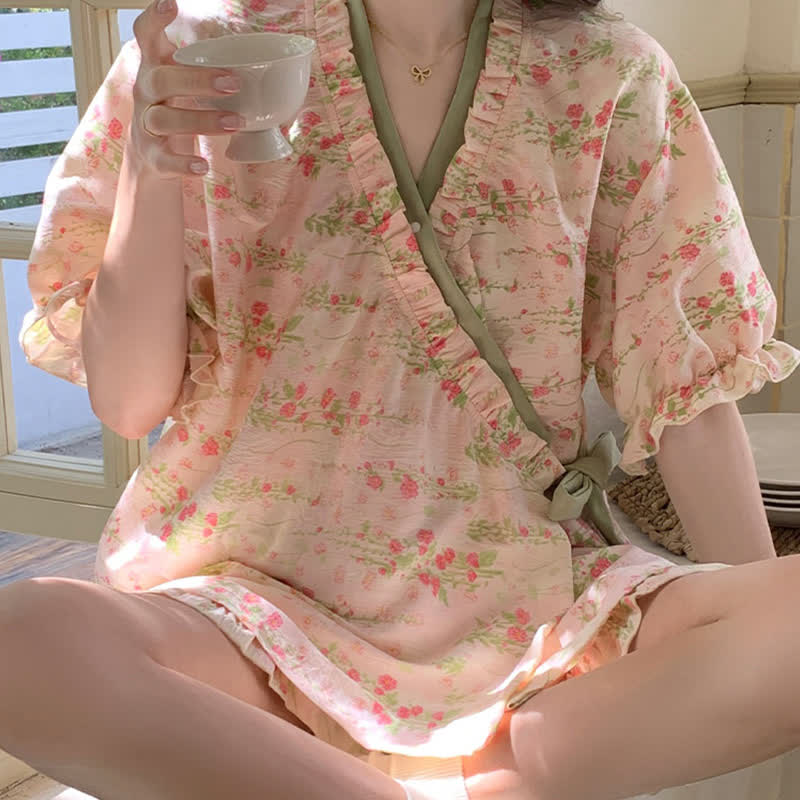 Rosa Pyjama-Set mit Blumenmuster und Rüschenärmeln