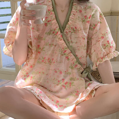 Rosa Pyjama-Set mit Blumenmuster und Rüschenärmeln