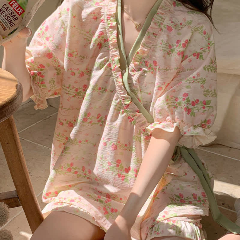 Rosa Pyjama-Set mit Blumenmuster und Rüschenärmeln