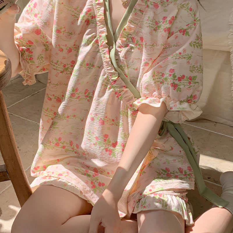 Rosa Pyjama-Set mit Blumenmuster und Rüschenärmeln