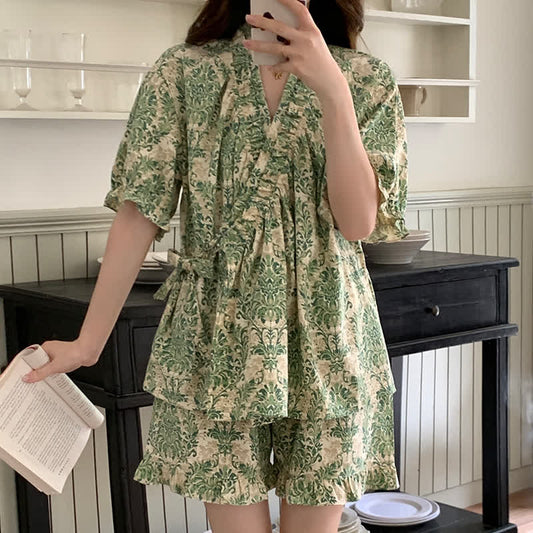 Grünes Pyjama-Set mit Blumenmuster und Rüschenärmeln