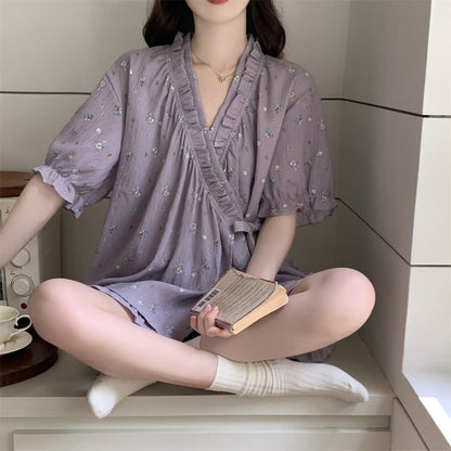 Lilafarbenes Pyjama-Set mit Blumenmuster und Rüschenärmeln