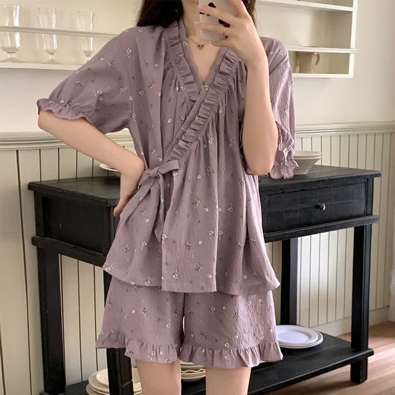 Lilafarbenes Pyjama-Set mit Blumenmuster und Rüschenärmeln