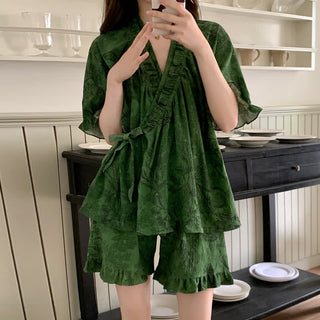 Stilvolles Pyjama-Set mit Rüschenärmeln und botanischem Muster